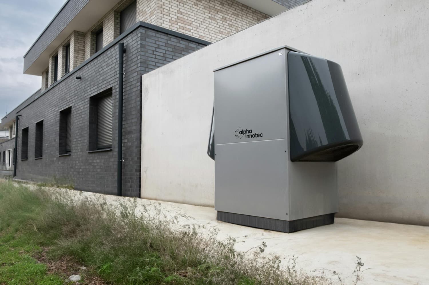 Pompe à chaleur installée à l'extérieur d'un bâtiment contemporain