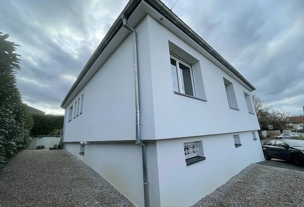 Maison contemporaine à façade enduite après une isolation par l'extérieur à Angers