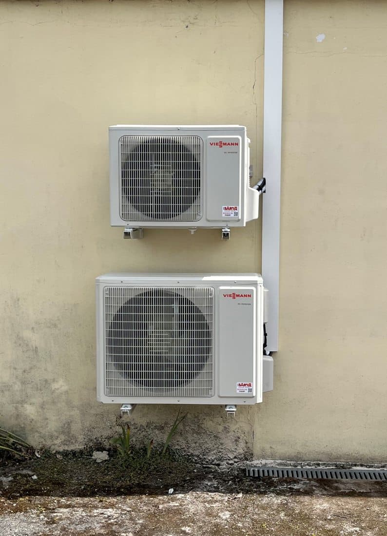 Deux unités extérieures de climatisation multi-split en façade