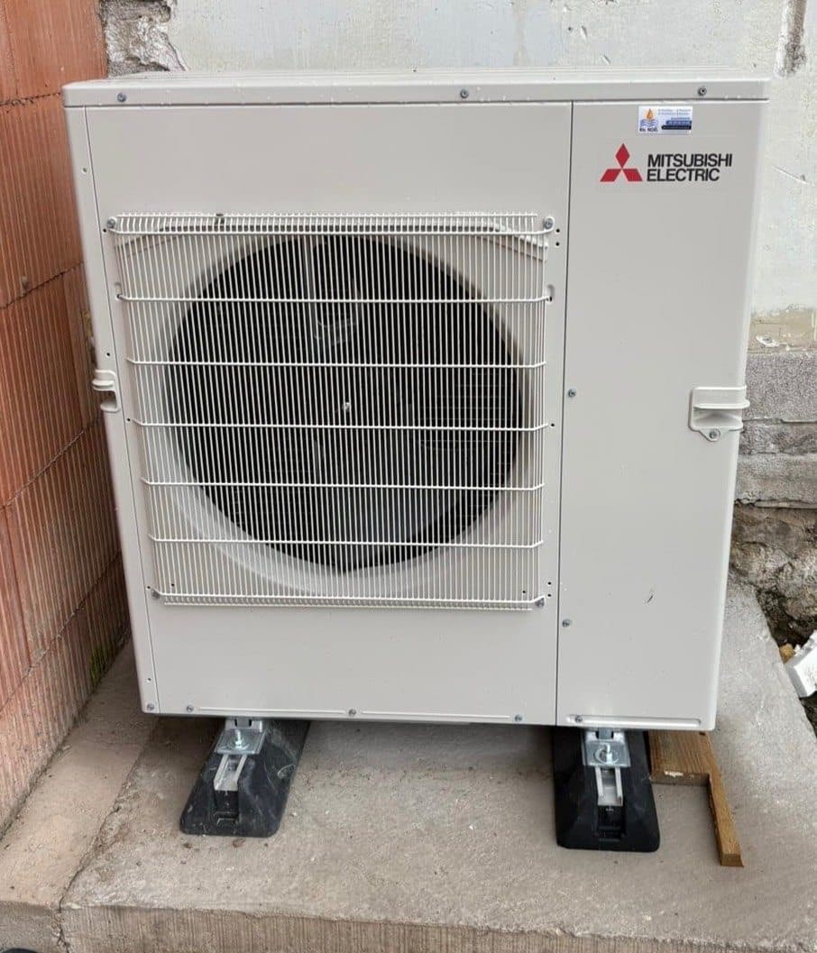 Unité extérieure de pompe à chaleur air/eau Mitsubishi installée par Hex'Eco