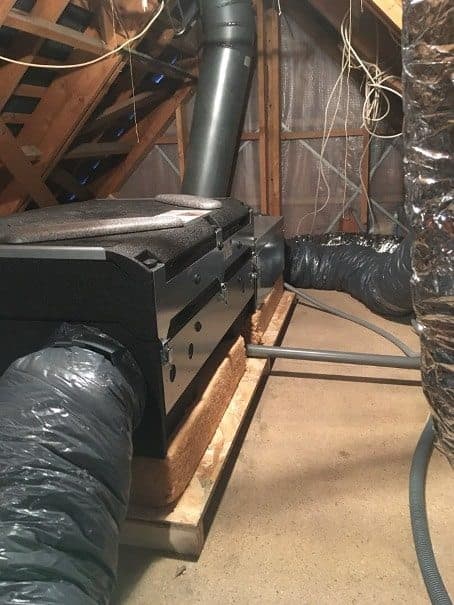 Caisson de VMC double flux installé dans des combles